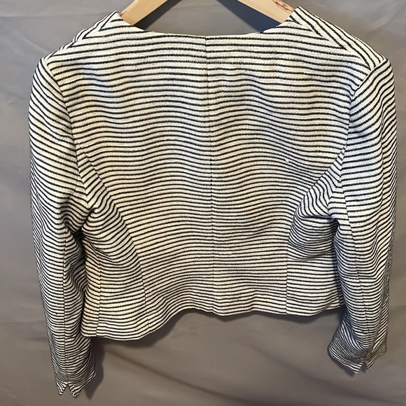 Crop Blazer in GUC - Women’s Size M - Picture 4 of 4